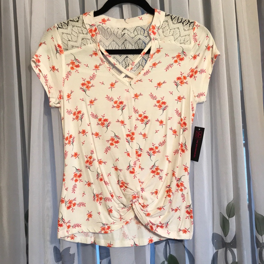 Sale🌺NWT No Boundaries crisscross and lace top